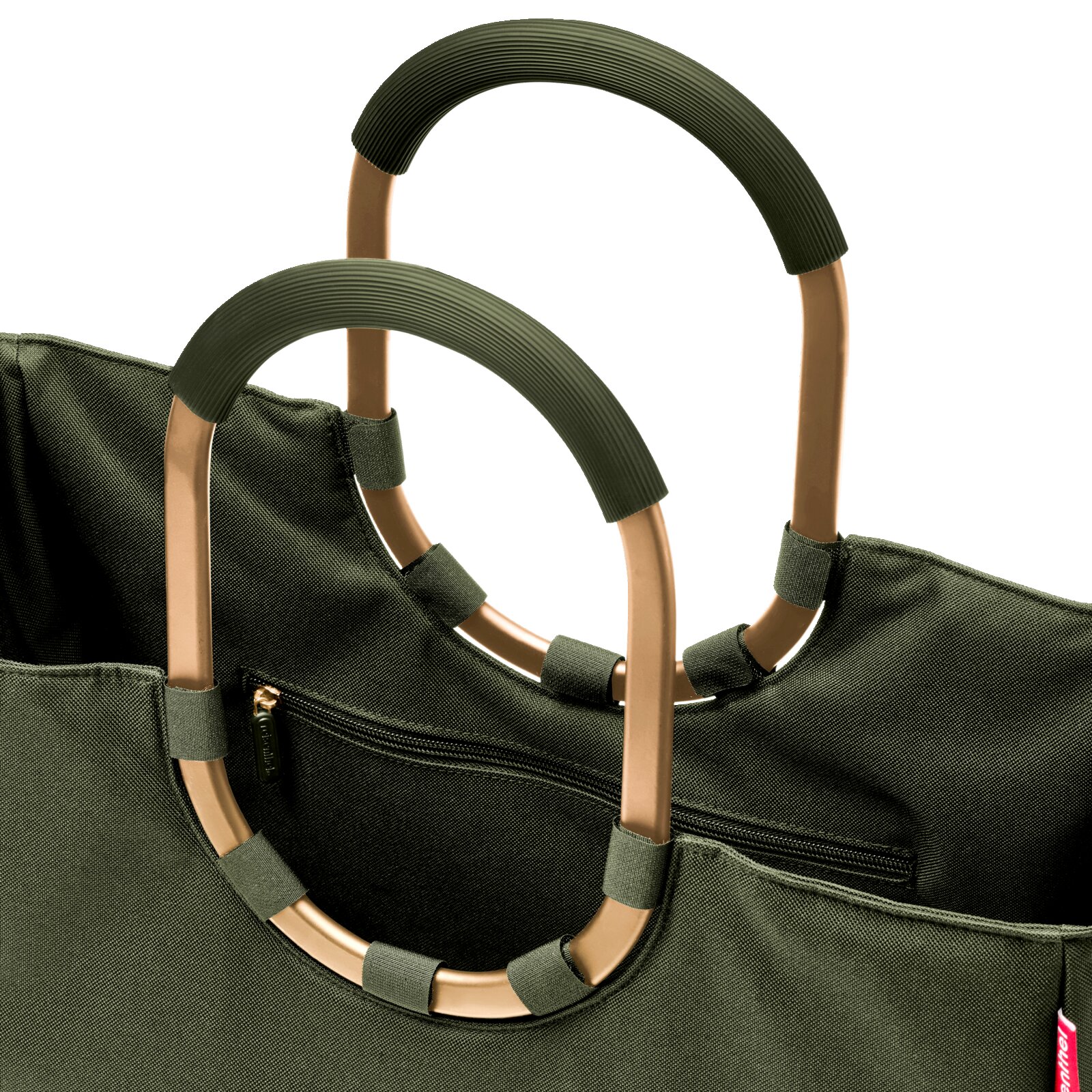 Nahaufnahme einer olivgrünen Tasche mit stabilen, runden Griffen und einer Reißverschlusstasche, seitliche Perspektive.