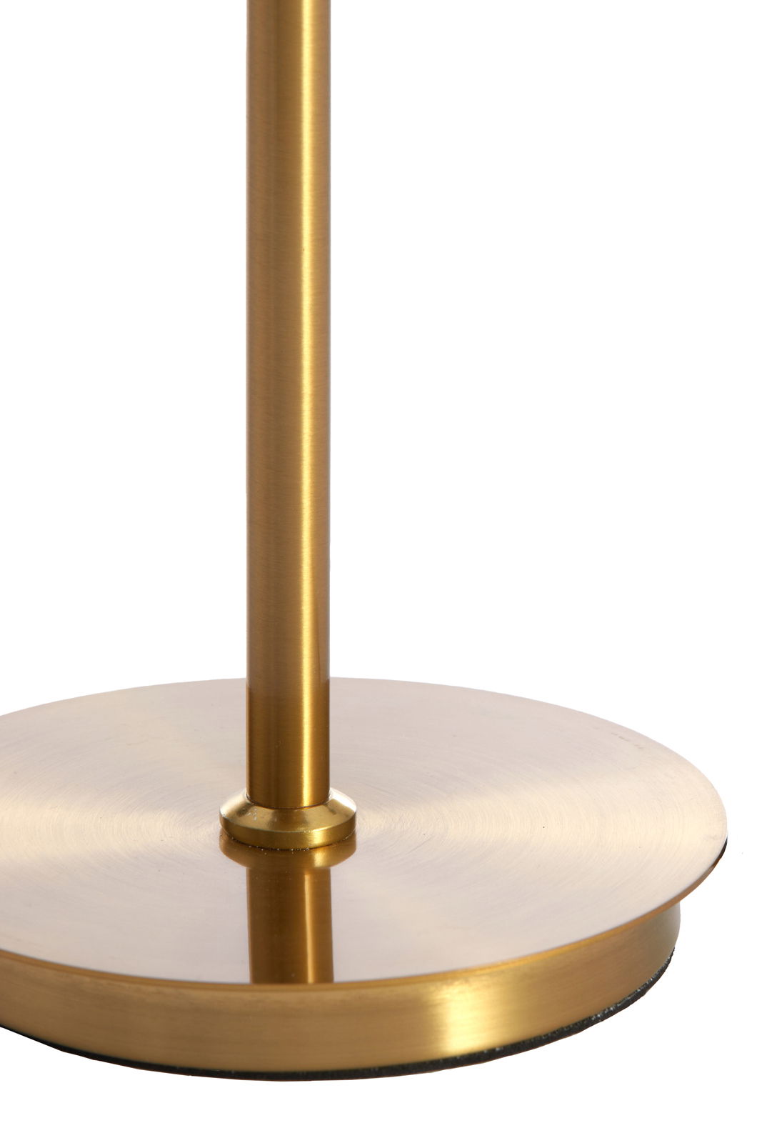 Nahaufnahme des goldenen Sockels einer Tischleuchte aus der Seitenperspektive.