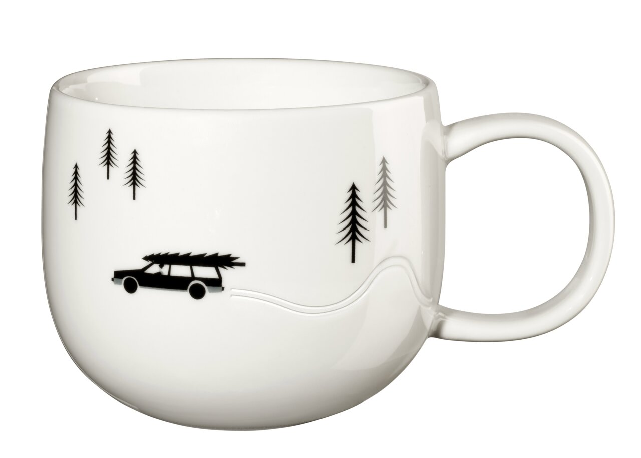 Weißer Henkelbecher mit schwarzem Auto und Tannenbaum-Motiv, seitliche Perspektive