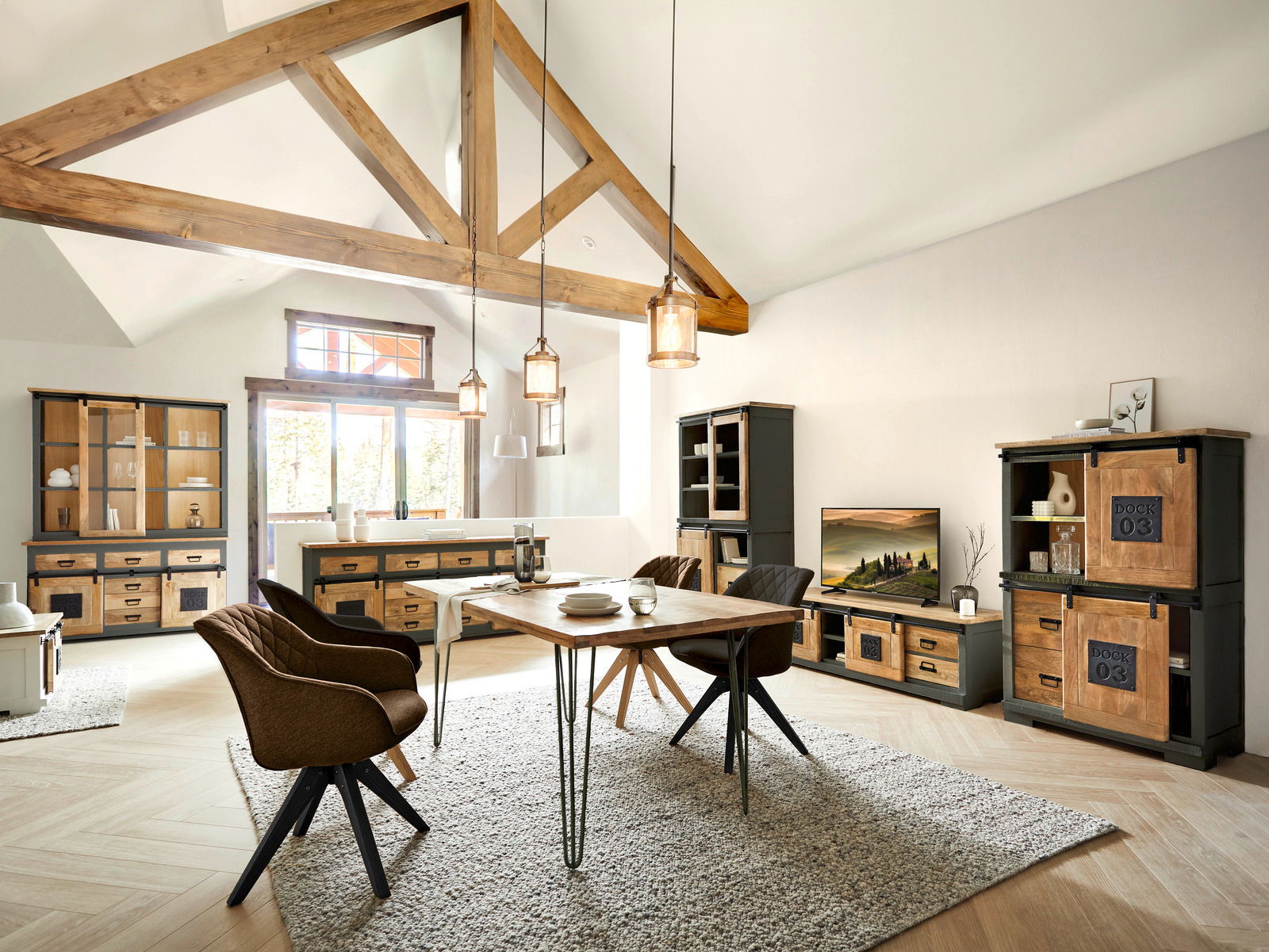 Esszimmer mit Holzbalkendecke, Esstisch und Stühlen im Vordergrund, umgeben von Vitrinen und Sideboards aus Holz und Metall, seitliche Perspektive.