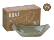 Keramik-Servierschale in Bootform (Sango Streat „Boat“) in gesprenkeltem Grau-Grün vor brauner Produktverpackung mit Boot-Illustration und „2x“-Hinweis, perspektivisch schräg von vorn aufgenommen.