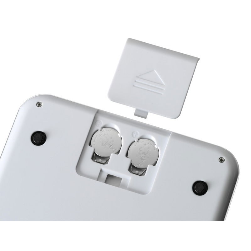 Rückansicht einer digitalen Küchenwaage mit geöffnetem Batteriefach und sichtbaren Knopfzellenbatterien.