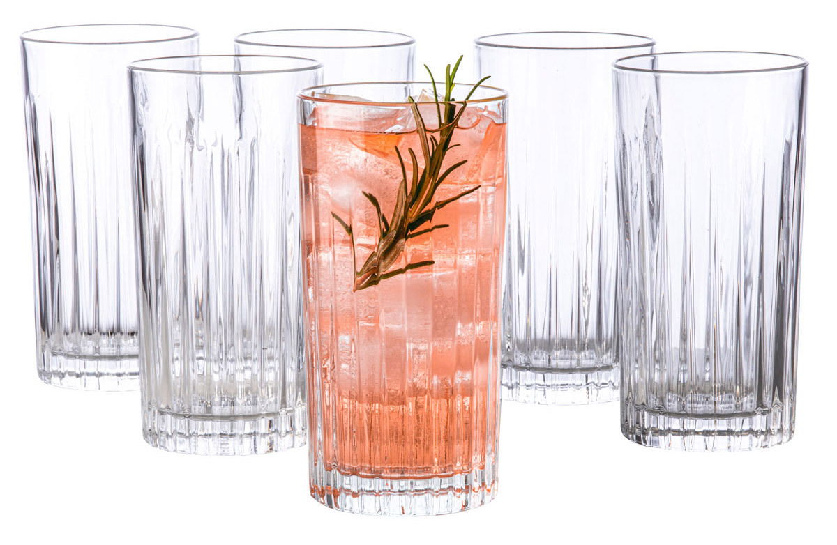 Sechs Longdrinkbecher Dallas 390ml, einer gefüllt mit einem Getränk und Rosmarin, aus frontaler Perspektive.
