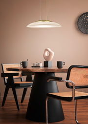 Moderne LED-Pendelleuchte FINDUS in einem stilvollen Esszimmer, aus der Seitenperspektive betrachtet.