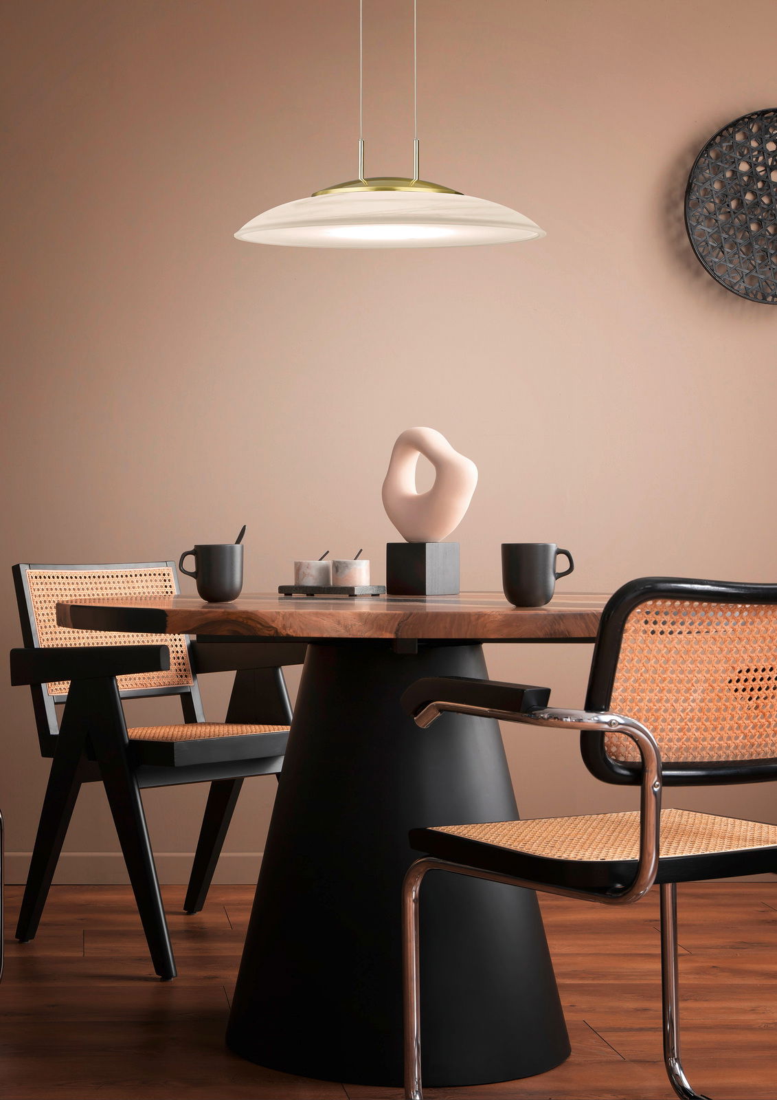 Moderne LED-Pendelleuchte FINDUS in einem stilvollen Esszimmer, aus der Seitenperspektive betrachtet.