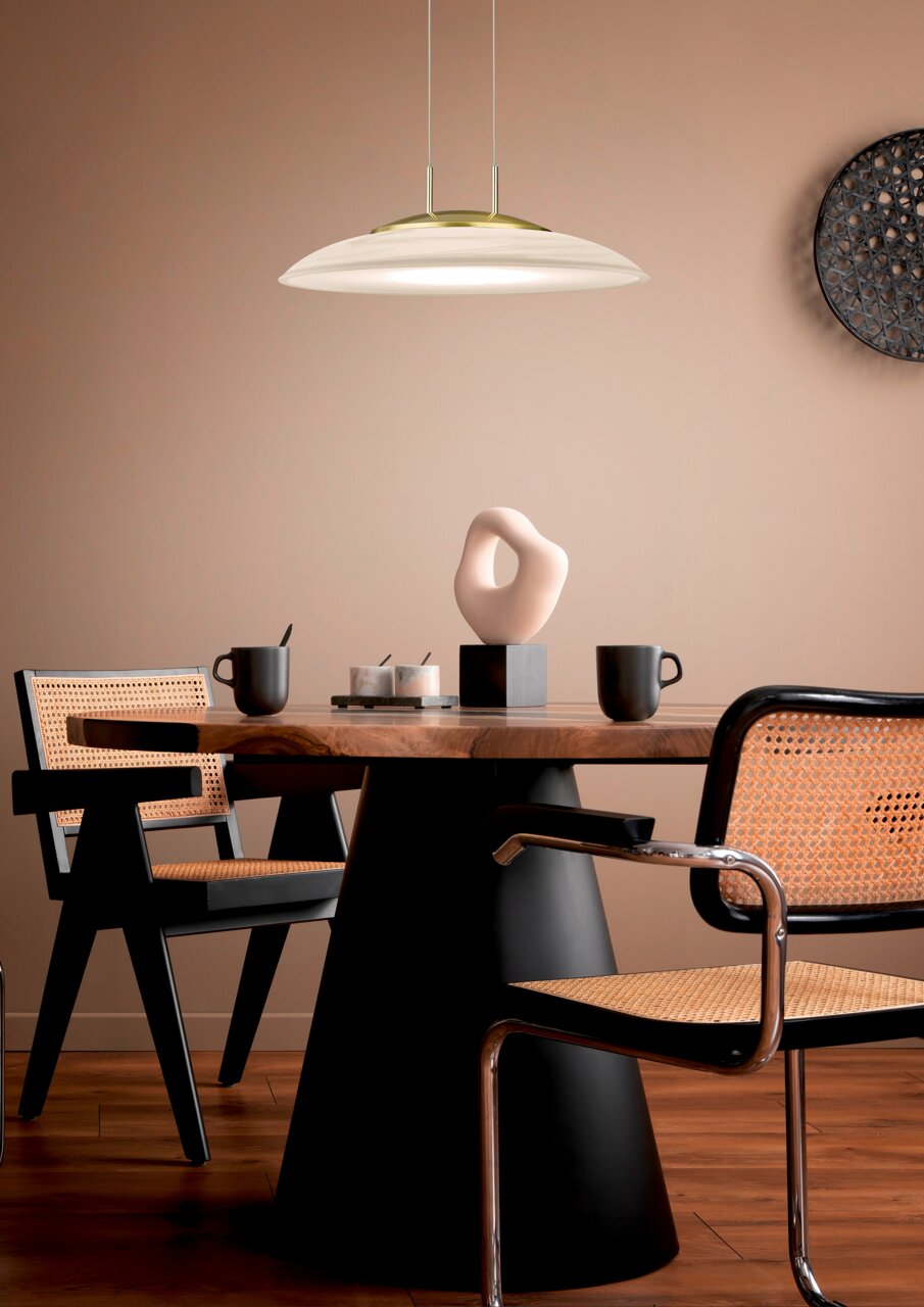 Moderne LED-Pendelleuchte FINDUS in einem stilvollen Esszimmer, aus der Seitenperspektive betrachtet.
