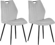 Zwei moderne Polsterstühle in Hellbeige mit vertikaler Steppung, schwarzem Metallgriff an der Rückenlehne und schwarzen Metallbeinen, freigestellt in frontaler Perspektive