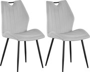 Zwei moderne Polsterstühle in Hellbeige mit vertikaler Steppung, schwarzem Metallgriff an der Rückenlehne und schwarzen Metallbeinen, freigestellt in frontaler Perspektive