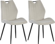 Zwei moderne Polsterstühle in Hellbeige mit vertikaler Steppung, schwarzem Metallgriff an der Rückenlehne und schwarzen Metallbeinen, freigestellt in frontaler Perspektive