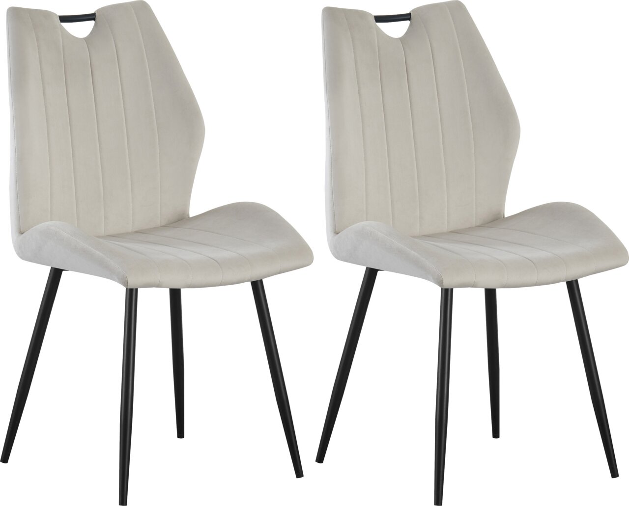 Zwei moderne Polsterstühle in Hellbeige mit vertikaler Steppung, schwarzem Metallgriff an der Rückenlehne und schwarzen Metallbeinen, freigestellt in frontaler Perspektive