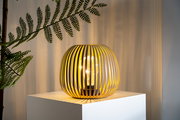 Moderne Solarleuchte mit elegantem, lamellenartigem Design auf einem Podest, seitliche Perspektive