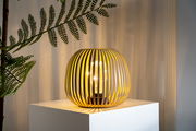 Moderne Solarleuchte mit elegantem, lamellenartigem Design auf einem Podest, seitliche Perspektive