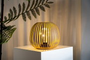 Moderne Solarleuchte mit elegantem, lamellenartigem Design auf einem Podest, seitliche Perspektive