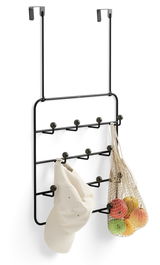 Schwarze Türgarderobe mit mehreren Haken, an denen eine weiße Kappe und ein Netzbeutel mit Obst hängen. Frontalansicht.