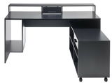 Schwarzer Gaming-Schreibtisch in L-Form mit erhöhtem Regal und mehreren Ablagefächern, Vorderansicht.