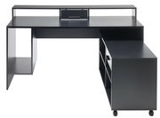 Schwarzer Gaming-Schreibtisch in L-Form mit erhöhtem Regal und mehreren Ablagefächern, Vorderansicht.