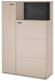 Beiger Schuhschrank mit einer Tür links, mehreren Klappen/Schubladen und schwarzer Marmoroptik-Front oben rechts, freigestellt vor weißem Hintergrund, Frontansicht mit leichter Perspektive von rechts.