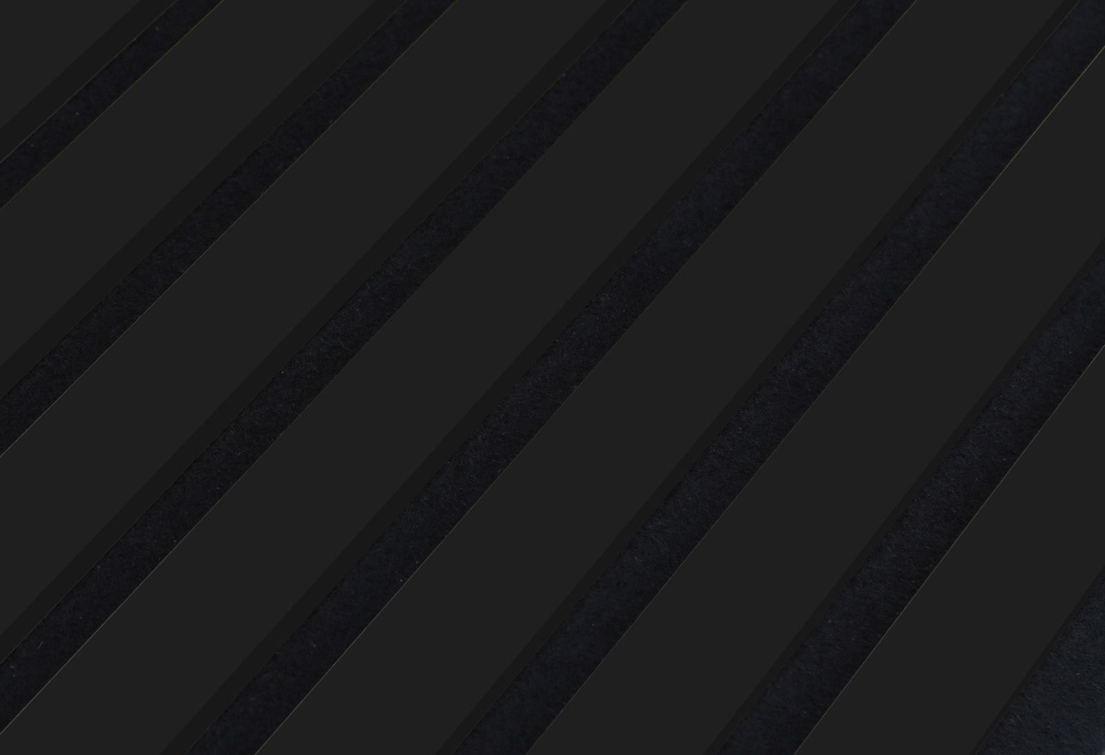 Nahaufnahme eines Dekopanels mit diagonalen schwarzen Streifen.