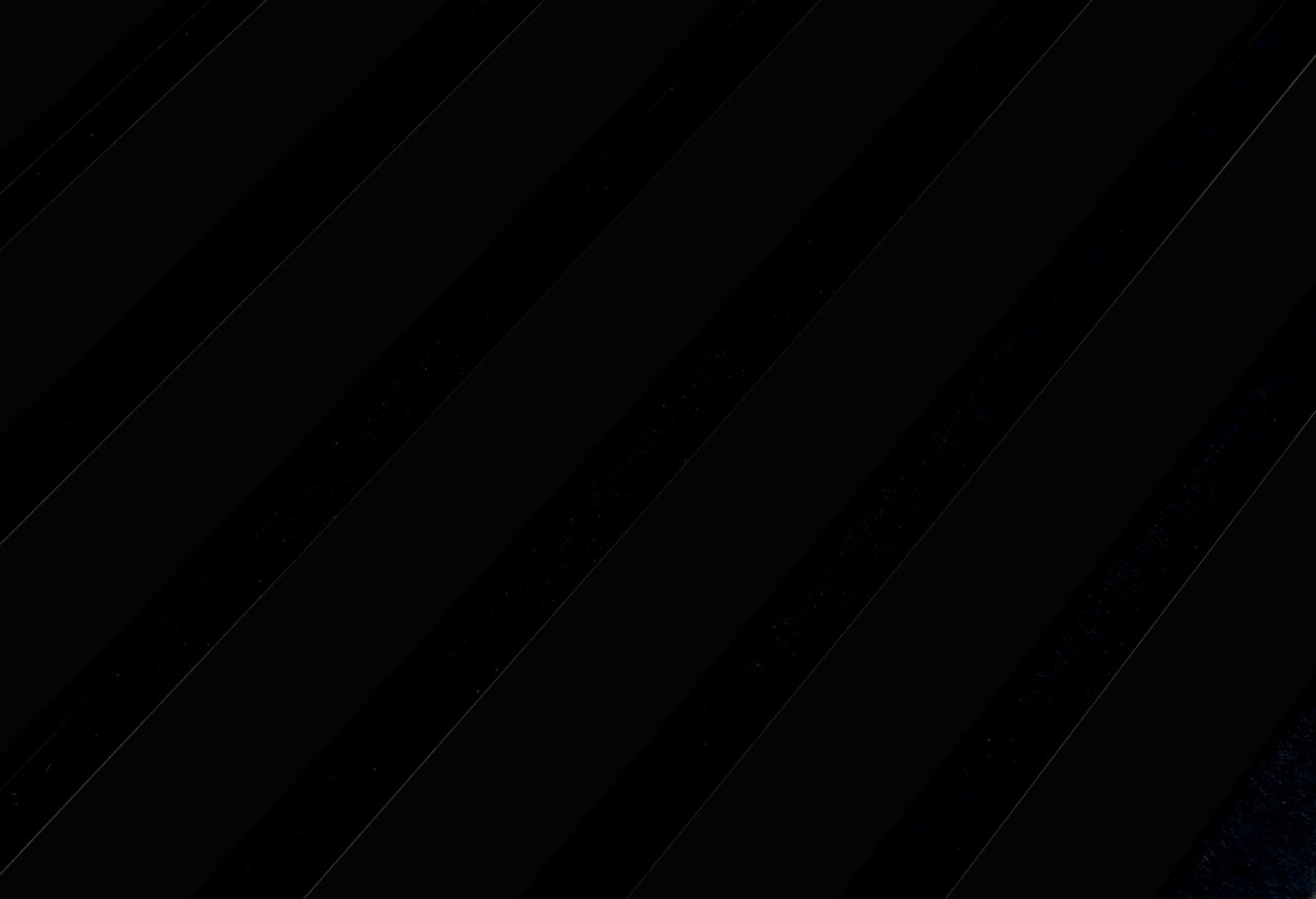Nahaufnahme eines Dekopanels mit diagonalen schwarzen Streifen.