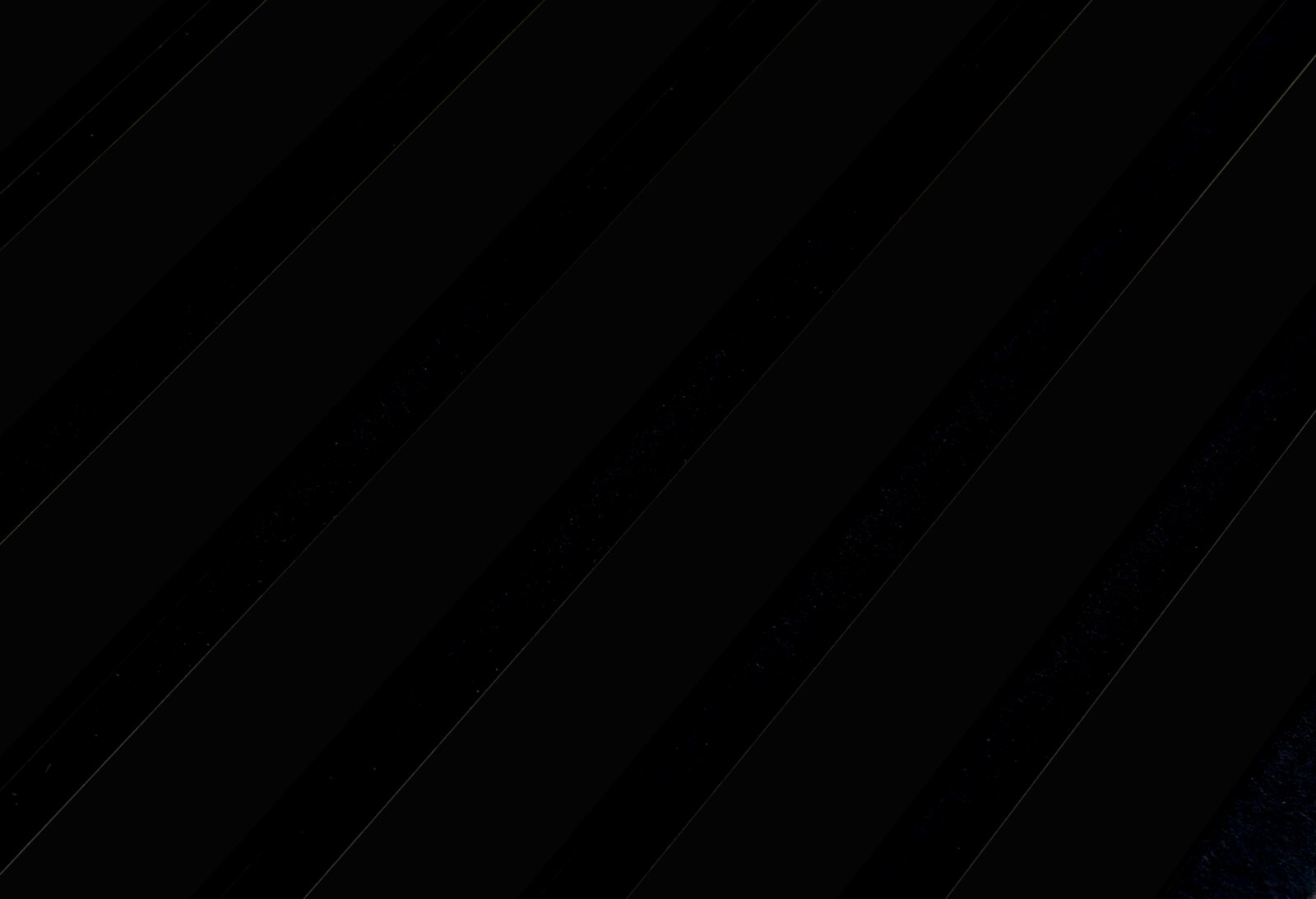 Nahaufnahme eines Dekopanels mit diagonalen schwarzen Streifen.