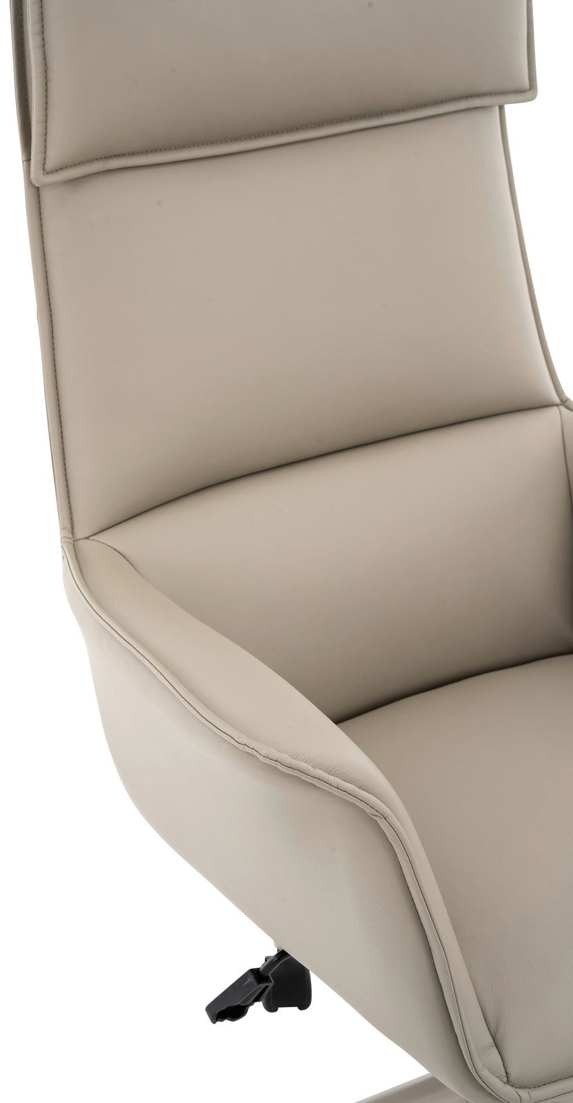 Nahaufnahme eines beigen Chefsessels mit gepolsterter Rückenlehne und Armlehnen, seitliche Perspektive