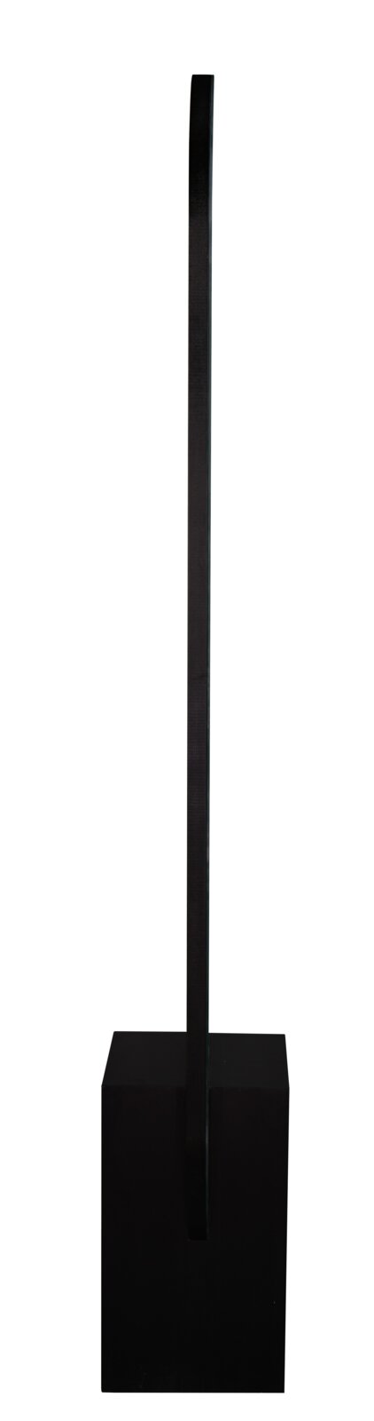 Seitenansicht eines Standspiegels mit schwarzem Rahmen und rechteckigem Sockel.