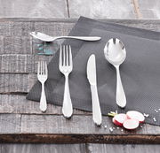 Besteckset bestehend aus Messer, Gabel, Löffel und Teelöffel auf einem grauen Platzdeckchen, von oben fotografiert.