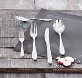 Besteckset bestehend aus Messer, Gabel, Löffel und Teelöffel auf einem grauen Platzdeckchen, von oben fotografiert.