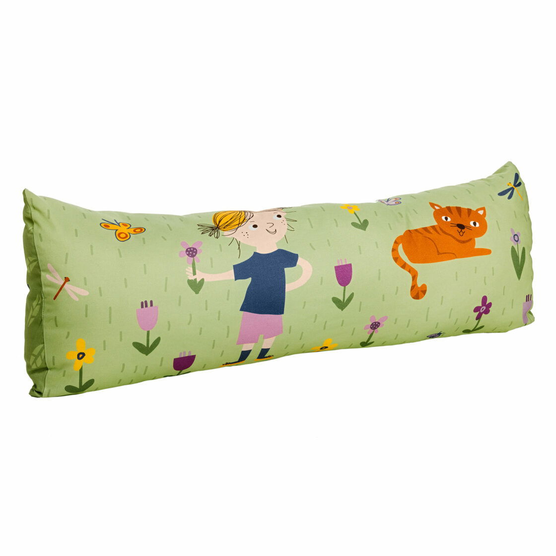 Langes, rechteckiges Kissen mit buntem Kindermotiv, das ein Kind mit Blume und eine orangefarbene Katze auf grünem Hintergrund zeigt. Perspektive: seitlich.