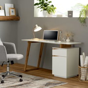 Moderner Schreibtisch mit weißer Tischplatte und Holzbeinen, seitlich mit Schubladenelement, aus der Perspektive eines gemütlichen Home-Office.