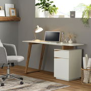 Moderner Schreibtisch mit weißer Tischplatte und Holzbeinen, seitlich mit Schubladenelement, aus der Perspektive eines gemütlichen Home-Office.