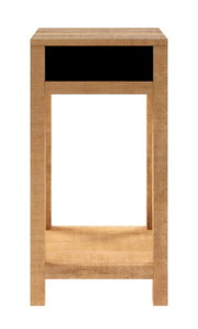 Schmaler Holztisch/Beistelltisch in Naturholzoptik mit schwarzer Schubladenfront und Griff, freier Ablagefläche und unterem Fach, frontal von vorn auf weißem Hintergrund fotografiert.