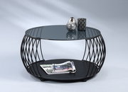 Moderner Couchtisch mit rundem Glasplatte und schwarzem Metallgestell, seitliche Perspektive.