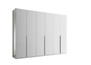 Großer moderner Kleiderschrank in Weiß mit sechs grifflosen Drehtüren und dezenten schwarzen Griffleisten, aus schräger Vorderansicht von links gezeigt