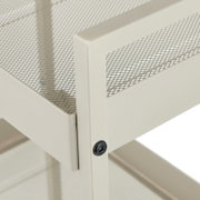 Detailaufnahme aus schräger Seitenperspektive: weißer Metallrahmen mit Mesh-Gitterboden und sichtbarer Schraubverbindung