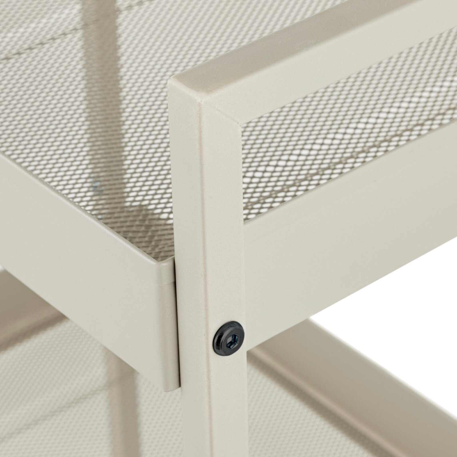 Detailaufnahme aus schräger Seitenperspektive: weißer Metallrahmen mit Mesh-Gitterboden und sichtbarer Schraubverbindung