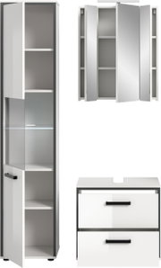 Weißer Badezimmerschrank mit Spiegel- und Glastür, offenen Regalfächern und schwarzen Griffen, freigestellt auf weißem Hintergrund, Ansicht schräg von vorn (Frontansicht)