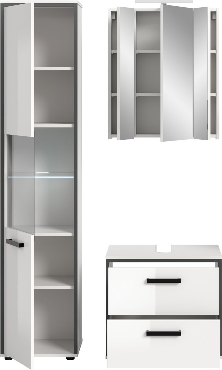 Weißer Badezimmerschrank mit Spiegel- und Glastür, offenen Regalfächern und schwarzen Griffen, freigestellt auf weißem Hintergrund, Ansicht schräg von vorn (Frontansicht)
