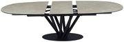 Moderner Esstisch mit ovaler, ausziehbarer Tischplatte in Steinoptik und schwarzem, geometrischem Untergestell, seitliche Perspektive.