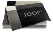 Gefaltete JOOP! Wohndecke mit großflächigem Karomuster in Schwarz, Grau und Creme, schräg von vorne dargestellt