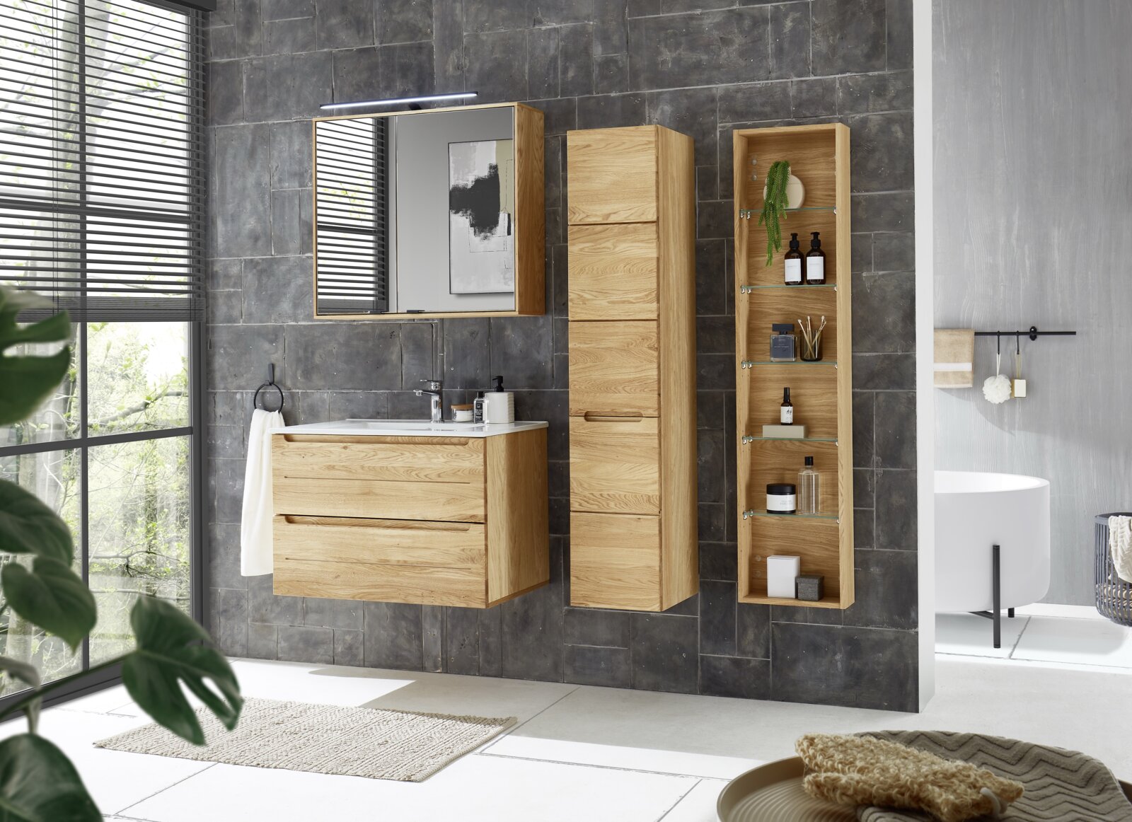 Linea Natura Spiegelschrank ALBANY Moderner Spiegelschrank aus Holz in einem stilvollen Badezimmer, frontal betrachtet.