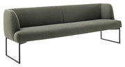 Grüne Bank mit modernem Design und Metallbeinen, seitliche Perspektive