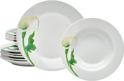Weißes Porzellan-Tafelservice mit Calla-Blumenmotiv in Grün, mehrere Teller gestapelt, Vorderansicht in leichter Schrägperspektive
