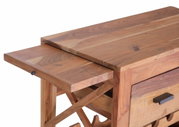 Nahaufnahme eines Servierwagens aus Holz mit ausziehbarer Ablage und Schublade, seitliche Perspektive.
