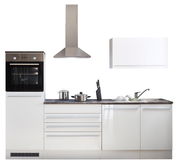 Moderne Küchenzeile in Weiß mit integriertem Backofen, Dunstabzugshaube, Spüle und Hängeschrank, frontal betrachtet.
