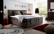 Modernes Boxspringbett in einem stilvoll eingerichteten Schlafzimmer, seitliche Perspektive