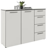 Weißes Sideboard mit zwei Türen und vier Schubladen, dekoriert mit einer Pflanze und Büchern, Frontalansicht