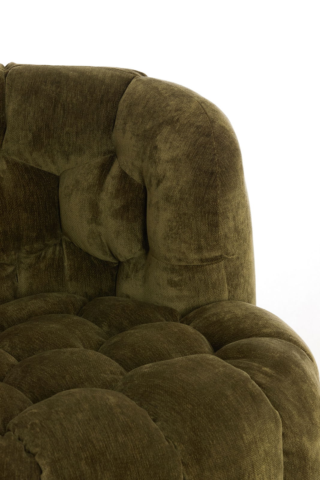 Nahaufnahme eines grünen Sessels mit weicher, gepolsterter Oberfläche und strukturierter Stofftextur, seitliche Perspektive.