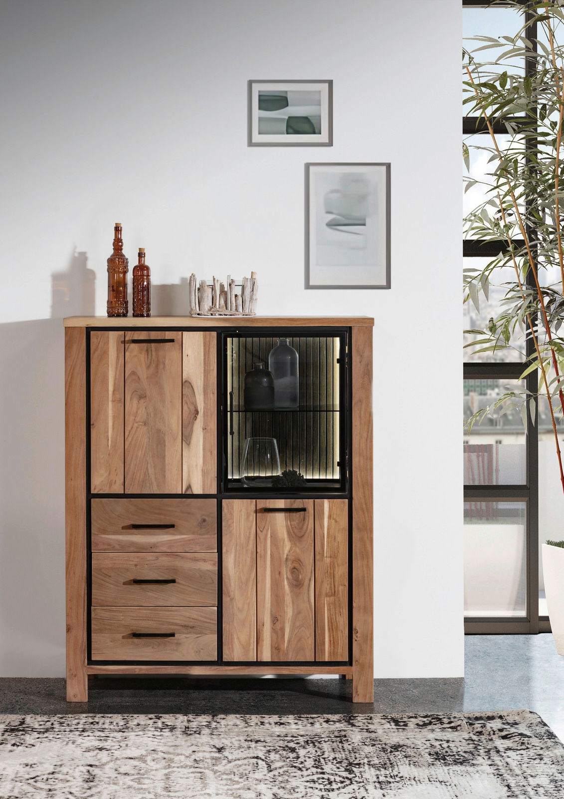 Hochwertiges Highboard aus Holz mit Glasvitrine, drei Schubladen und zwei Türen, frontal fotografiert.