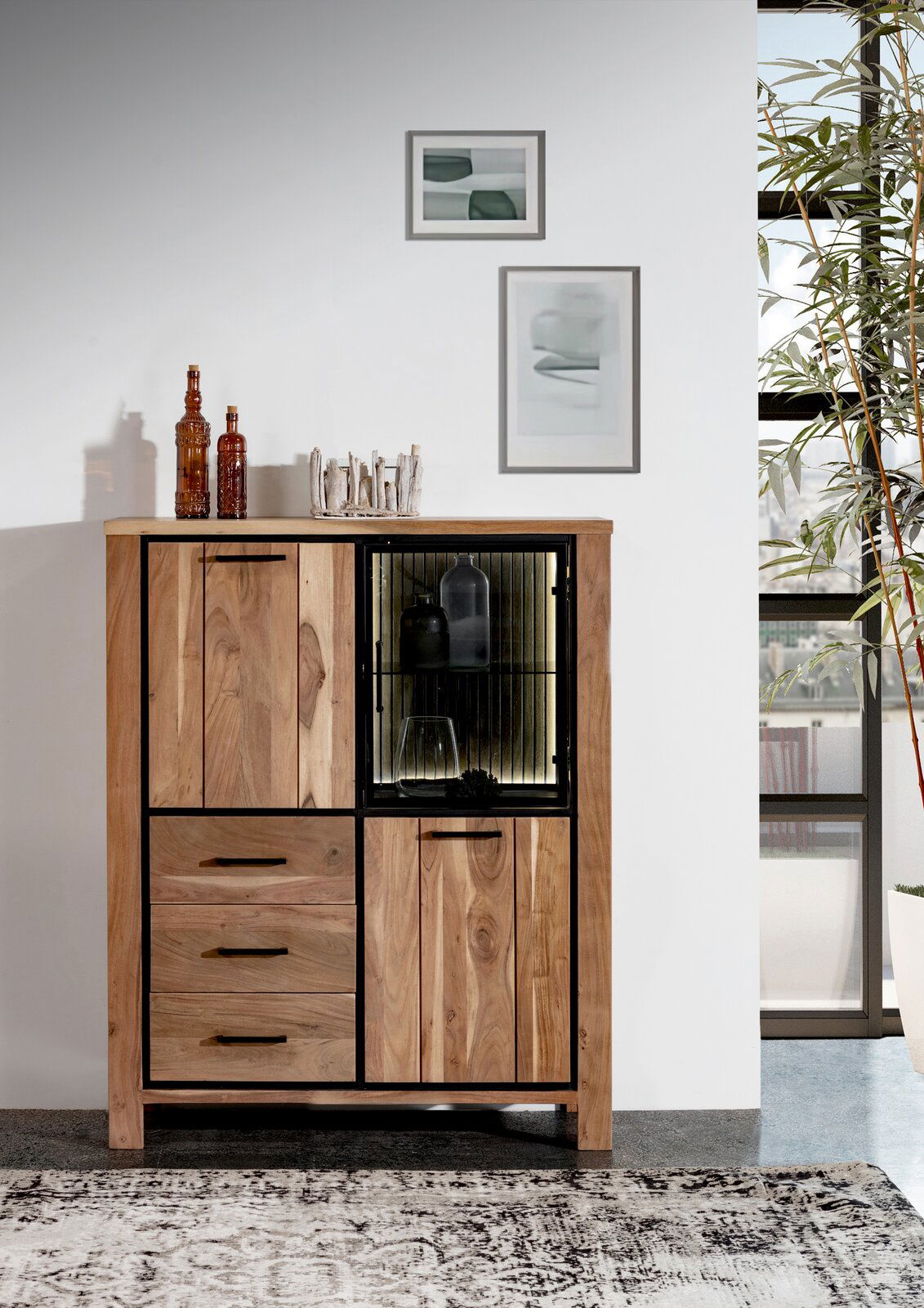 Hochwertiges Highboard aus Holz mit Glasvitrine, drei Schubladen und zwei Türen, frontal fotografiert.